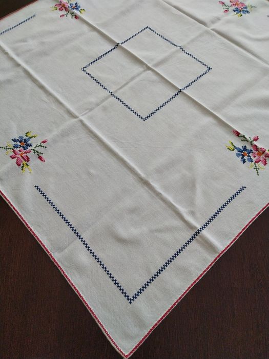 Toalha com 4 guardanapos nova em algodão bordada à mão em ponto de cru