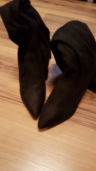 Czarne kozaki zamszowe