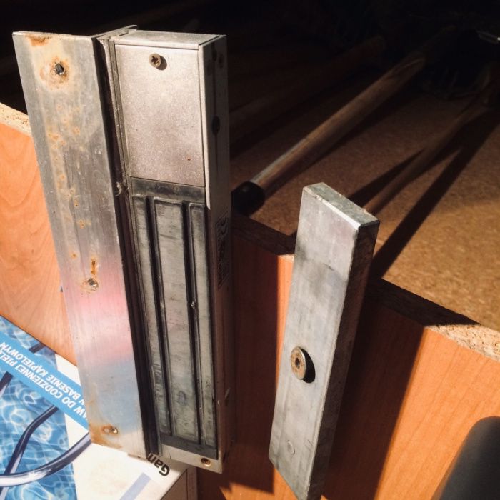 Zwora elektryczna na magnes