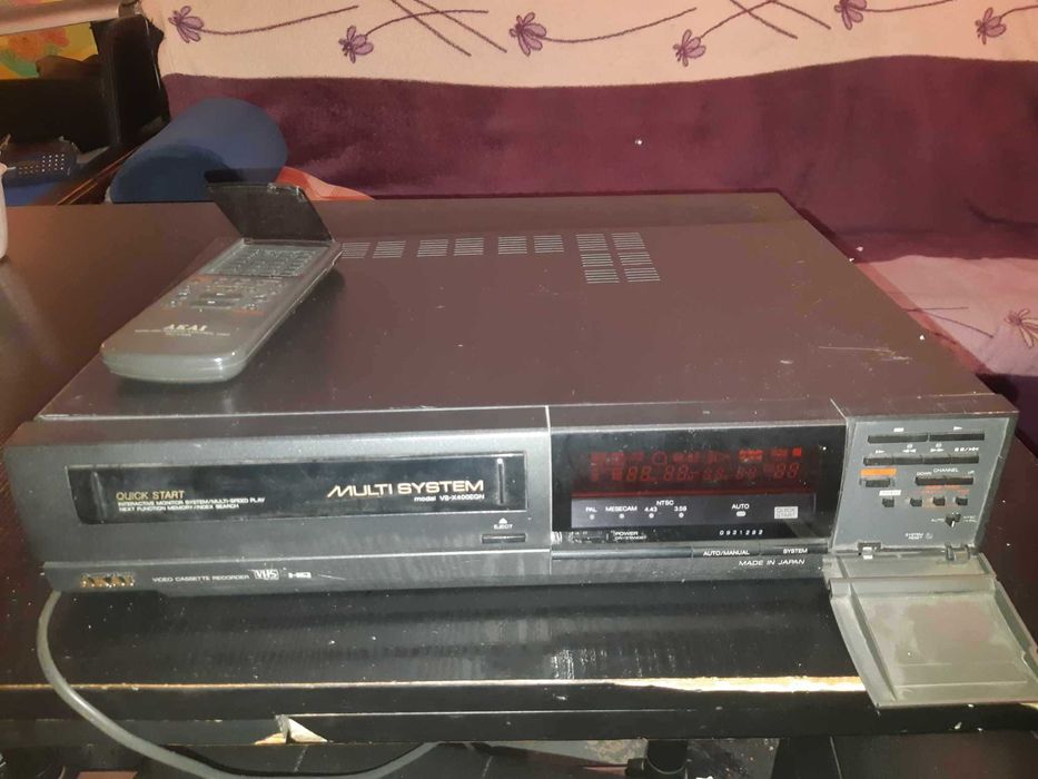 Magnetowid Akai (z pilotem)- uszkodzony na części sprzedam.