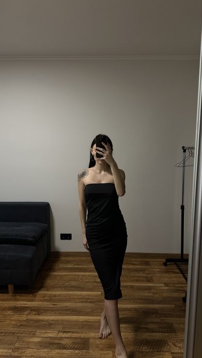 Платье без бретелей с разрезом