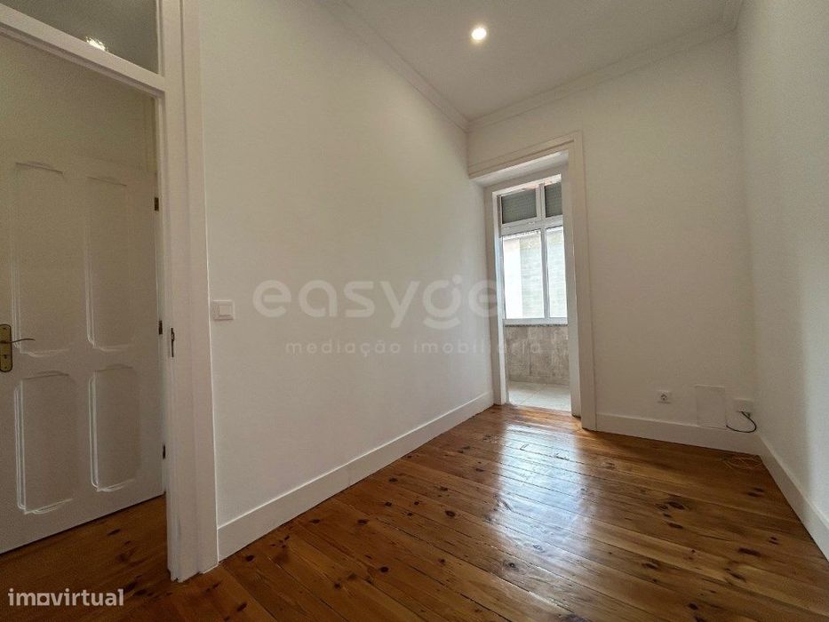 Apartamento T1+1, versátil, com vista desafogada em Campo de Ouriqu...