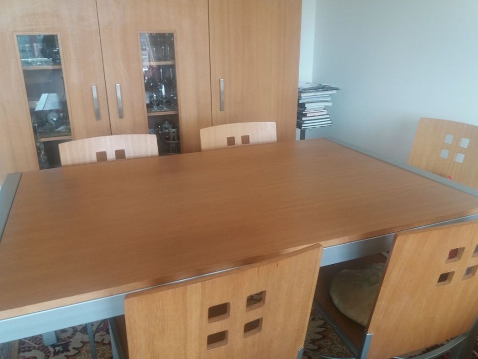 móveis de casa estilo contemporâneo, interior em madeira em bom estado