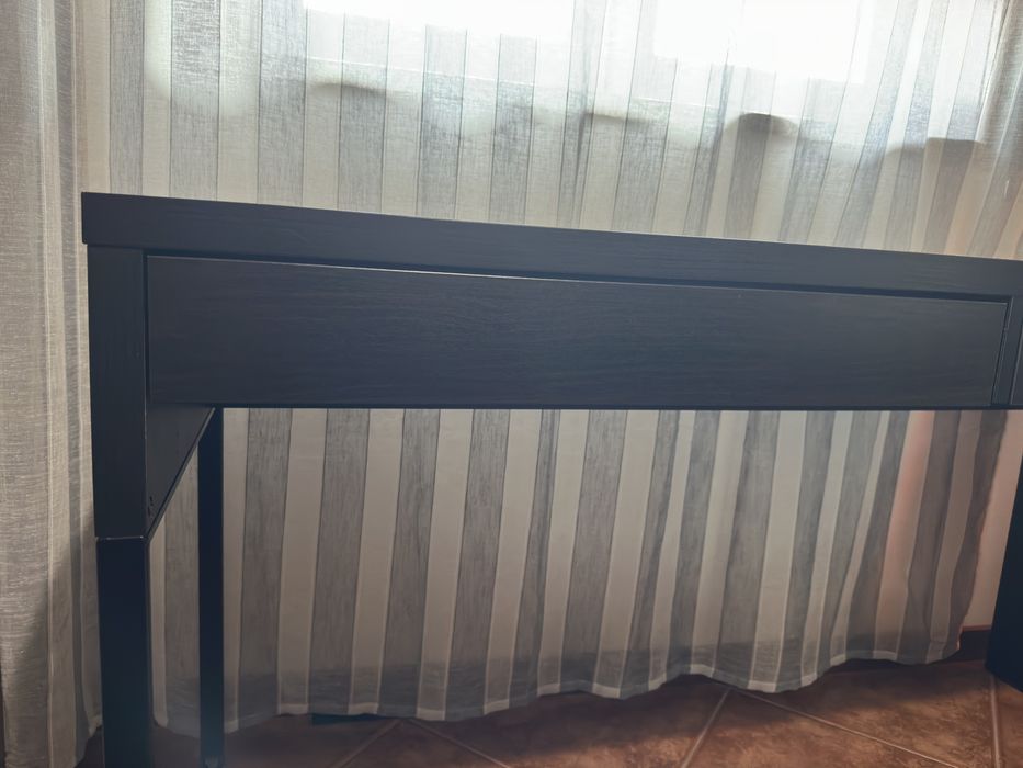 Secretária IKEA MICKE (142x50 cm) – Castanho-escuro / Preto
