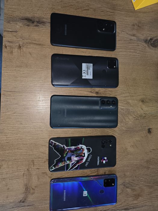 Sprzedam 5 telefonów