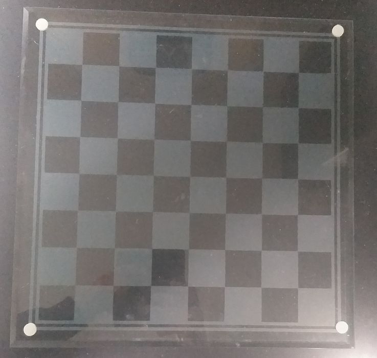 Tabuleiro e peças de xadres em vidro