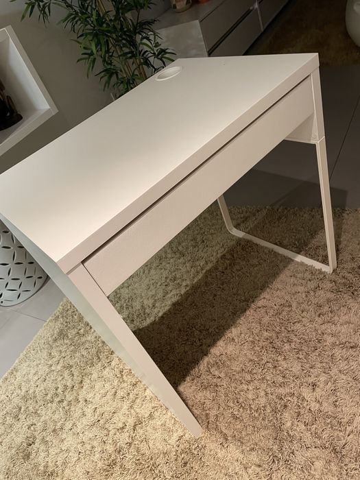 Secretaria com cadeira