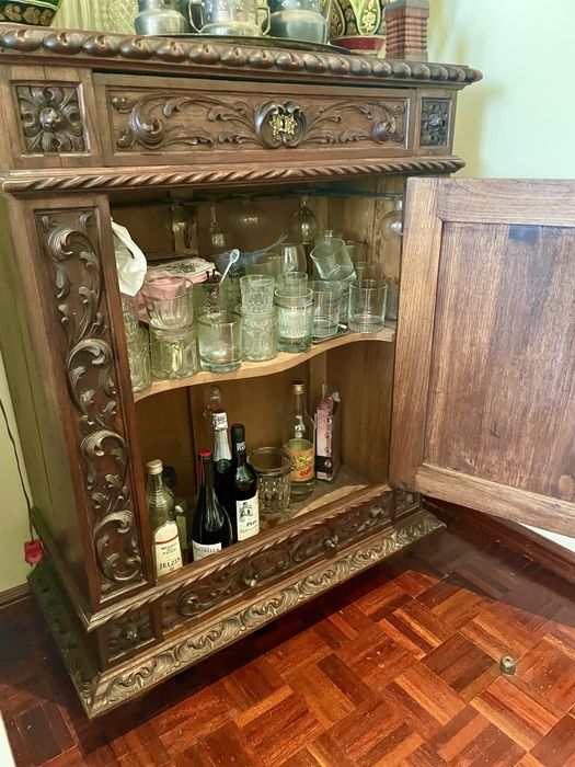 Móvel bar trabalhado e antigo