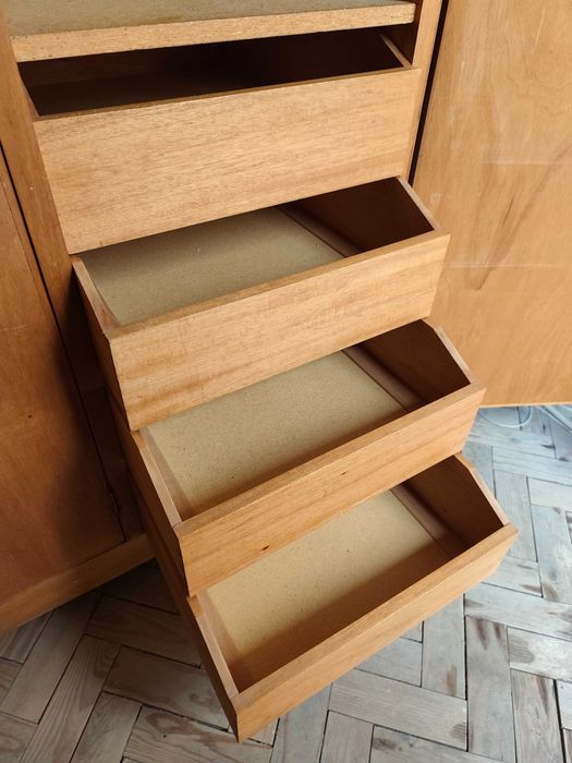 Roupeiro de 4 Portas em Madeira Design Clássico Muita Arrumação