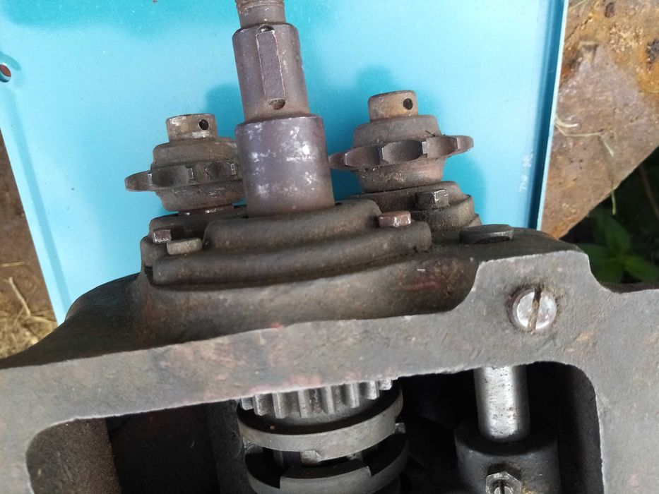 Реверс(МОХ)-коробка для зміни руху обертання двохвиходова