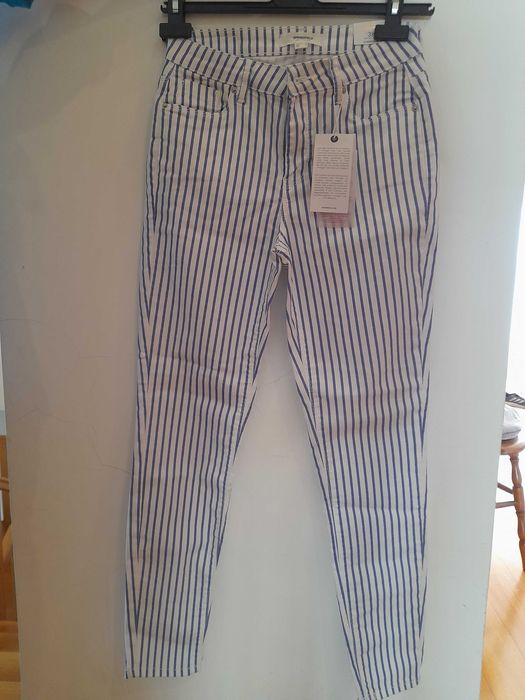 Calças brancas com riscas azuis