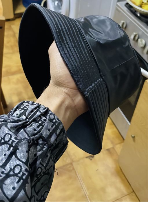Um chapéu preto de boa qualidade