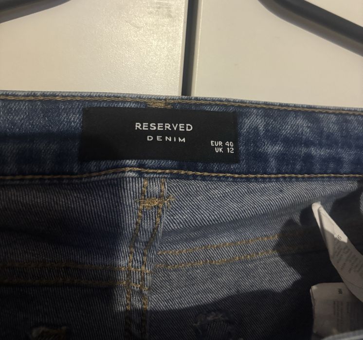 Jeansy z dziurami reserved L