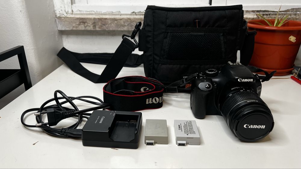 Canon EOS 550D + Objetiva 18-55mm IS | 2 Baterias + Bolsa | Bom Estado
