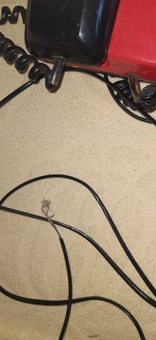 Aparat telefoniczny, kolor czerwony.