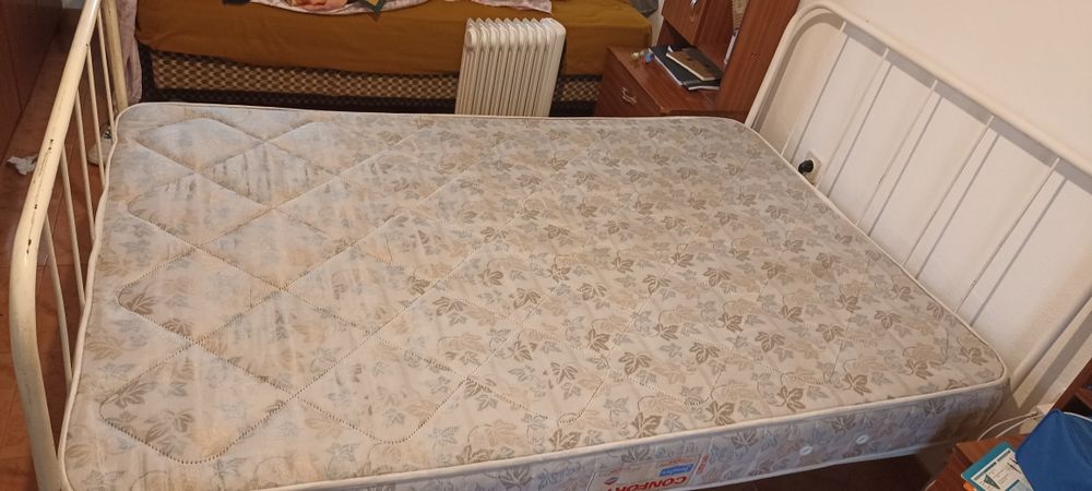 Cama e colchão em ótimo estado