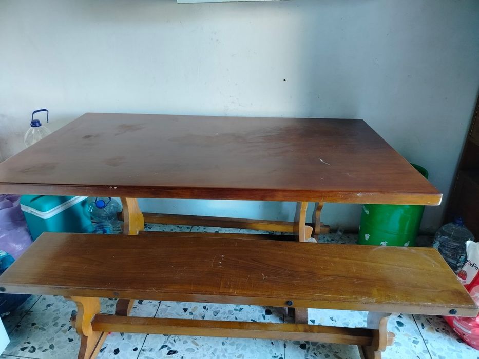 Mesa com 2 bancos de madeira