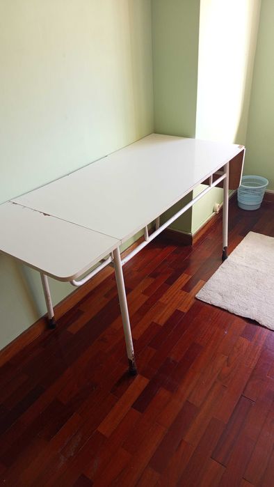 mesa branca expansivel em bom estado