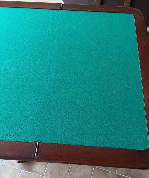 Mesa de jogo pe de galo.