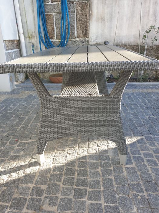 Mesa de jardim como nova