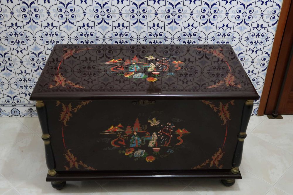 Arca com Motivos Orientais