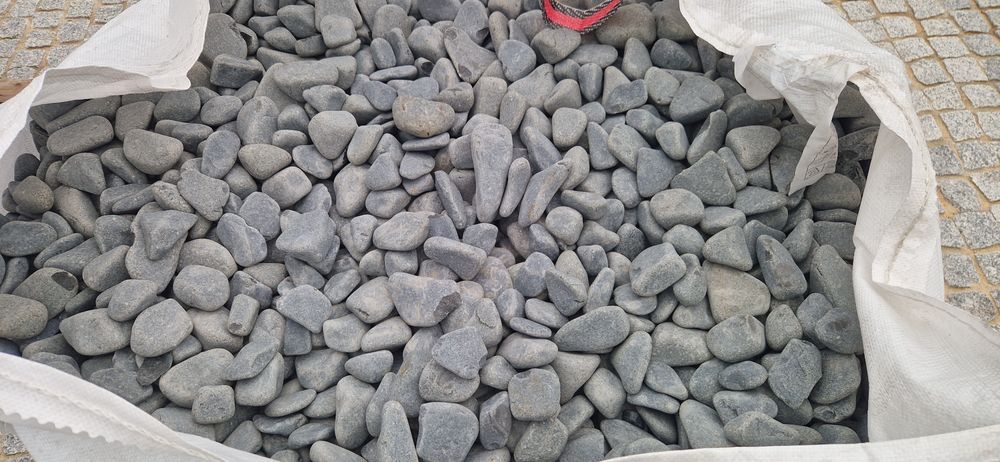 Pedra de jardim . Seixo Basalto 30/60mm