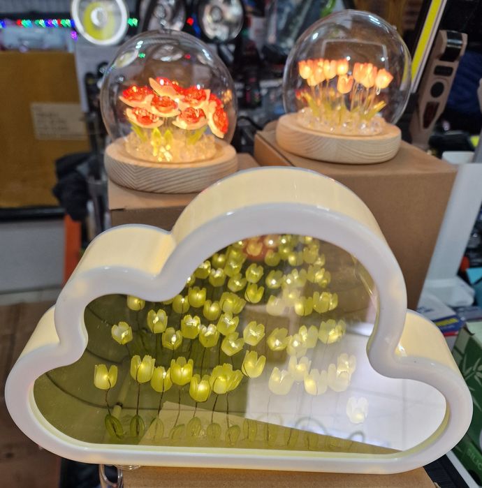 Троянда  в з підсвіткою  ,тюльпани подарунок на 8 березня .