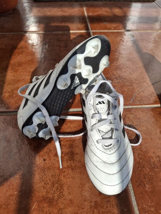 Chuteiras de criança em bom estado