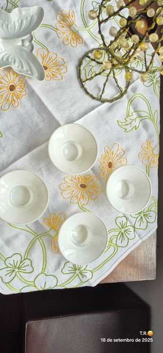 Conjunto de vários veleiros e uma taça em borboleta