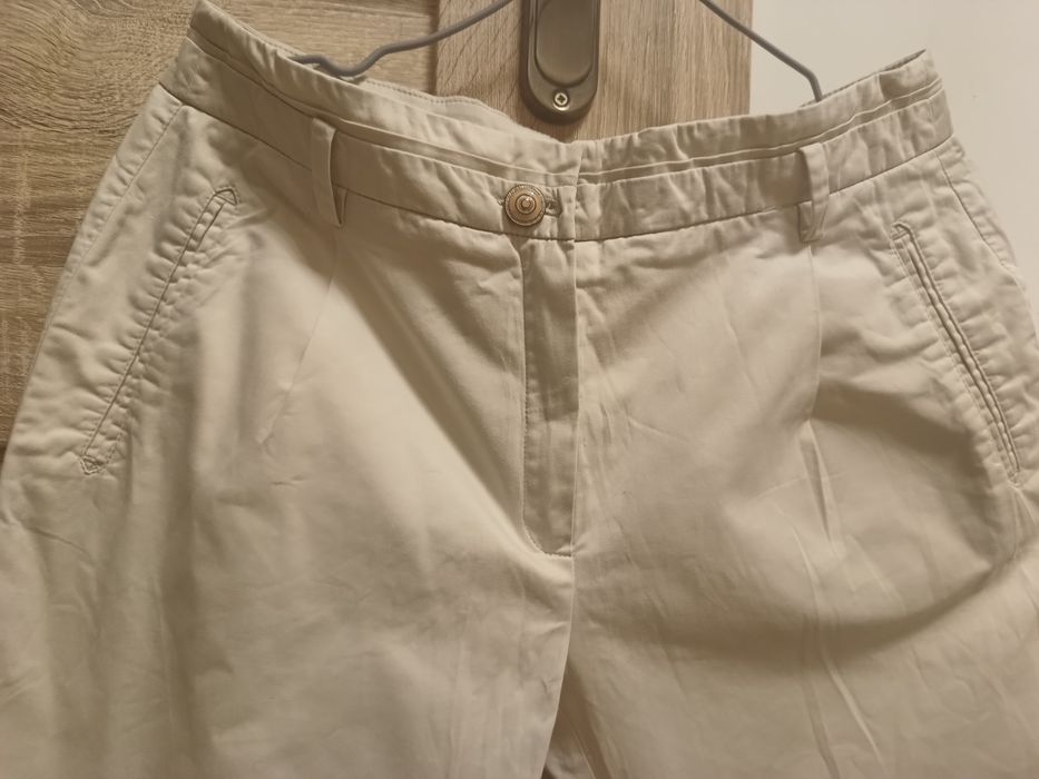 Beżowe kremowe spodnie w modelu chinos