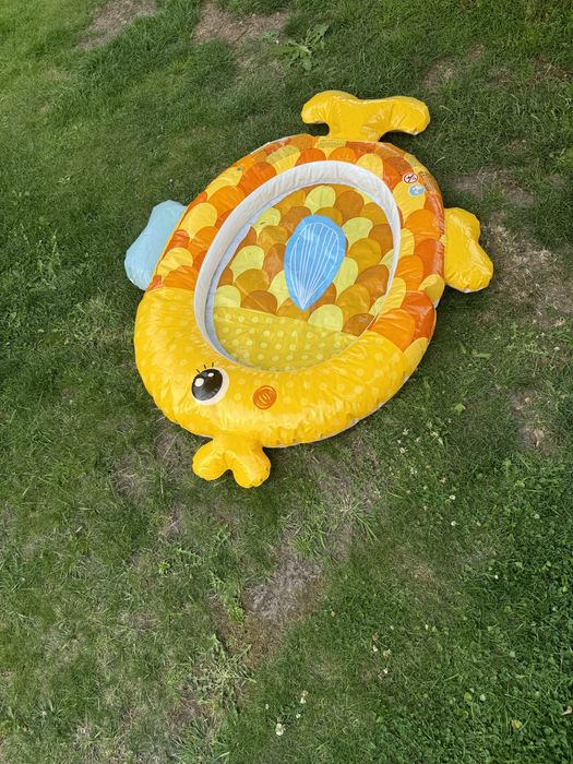 Dmuchany basen dla dzieci.