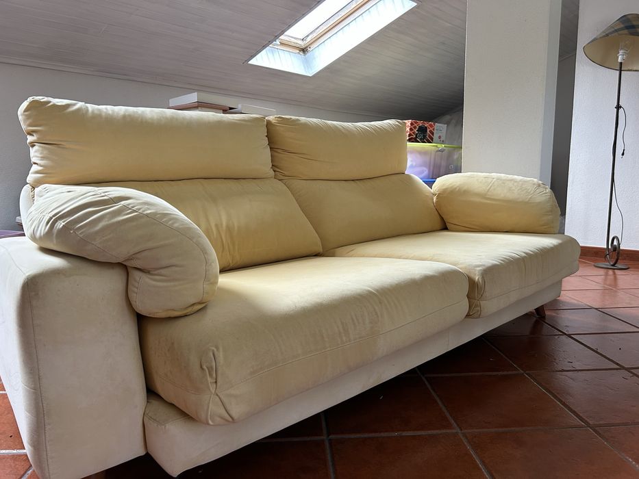 Sofá com encosto inclinável