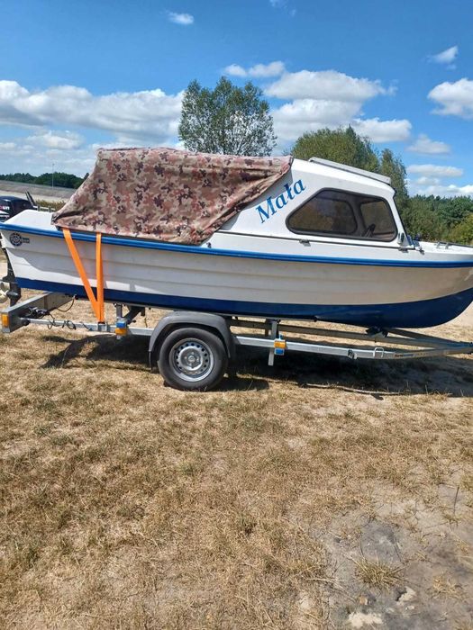 Łódź kabinowa z silnikiem