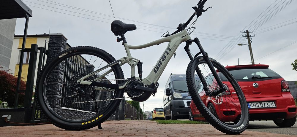 Rower elektryczny full MTB Giant Estance rama L bateria 625ah koła 29 przebieg 2667km rock shox  Sram Shimano