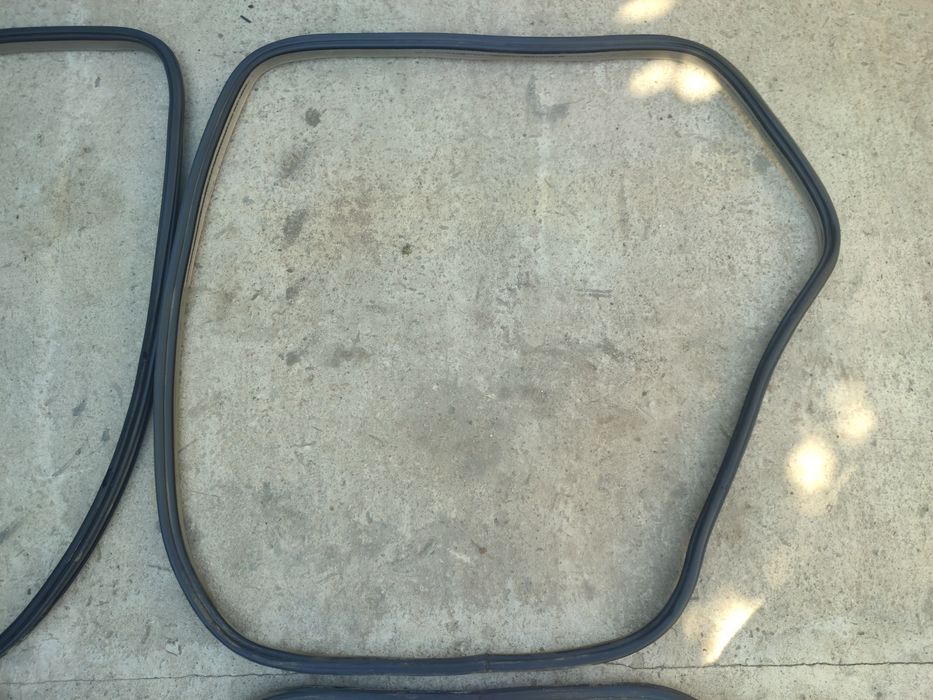 Продам уплотнители дверей на renault laguna 2