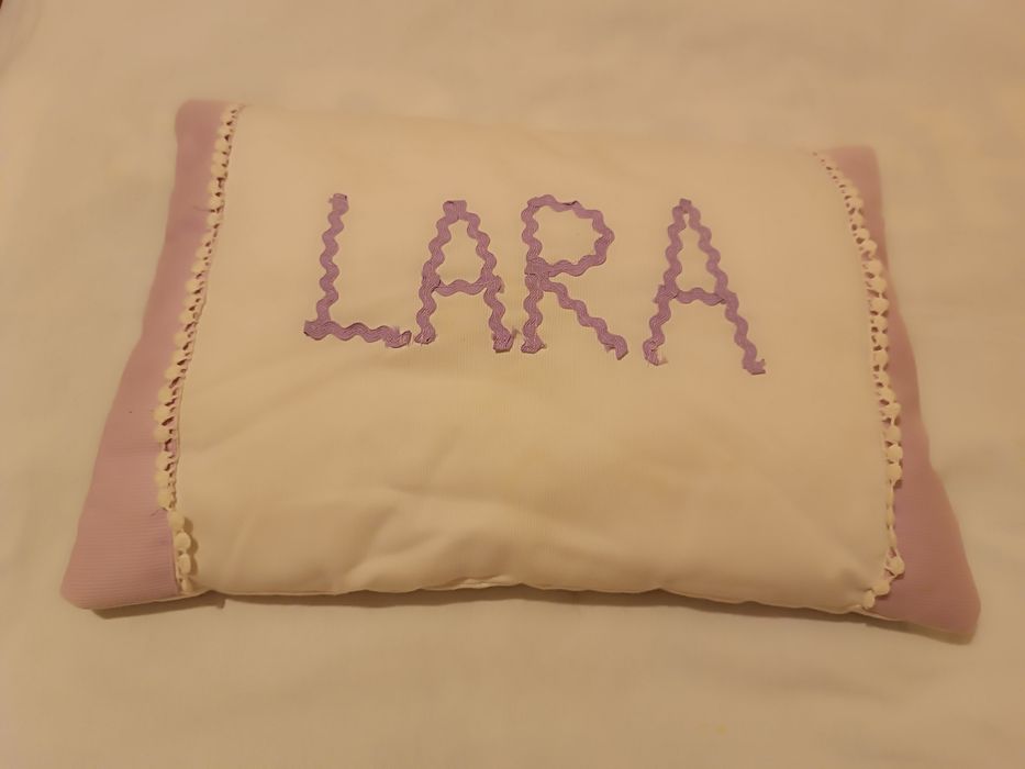 Almofada decorativa com o nome Lara para cama de menina