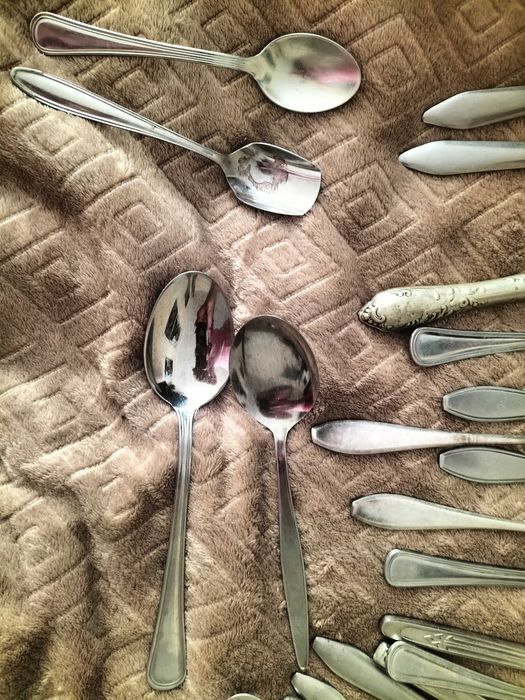 Kilkanaście sztuk sztućcy różne