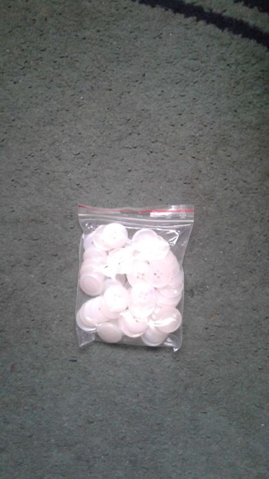 Guziki białe 2,5 cm