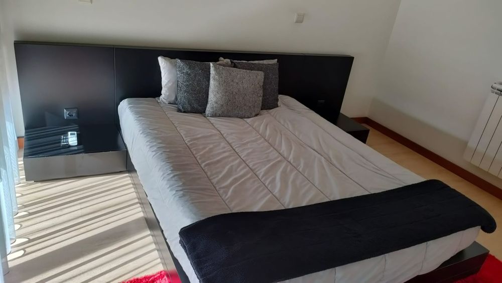 Cama lacada a preto usada