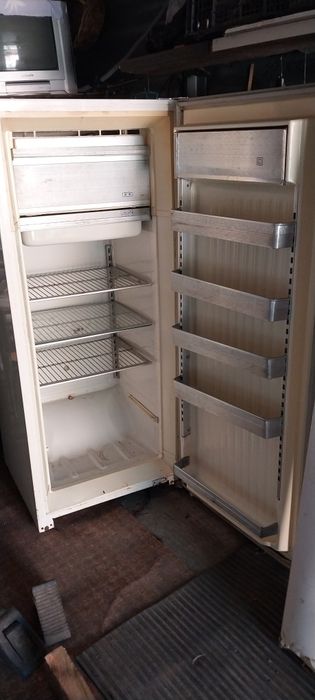 Холодильник зил вместительный хороший объем мороз льная камера морозит