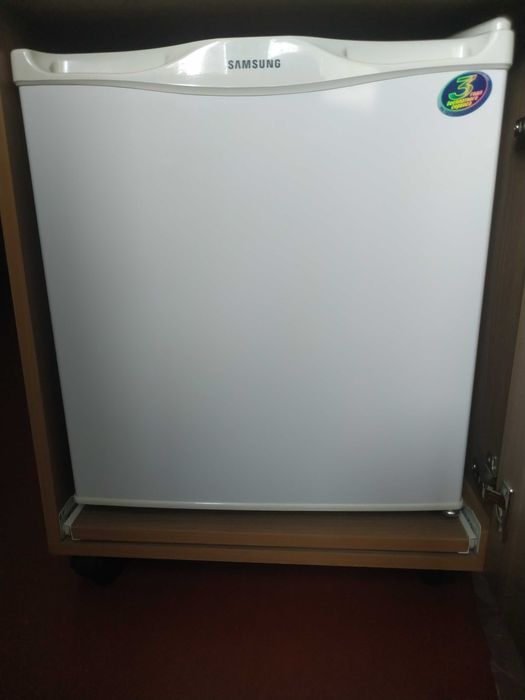 Тумбочка на колесиках под минихолодильник Самсунг,