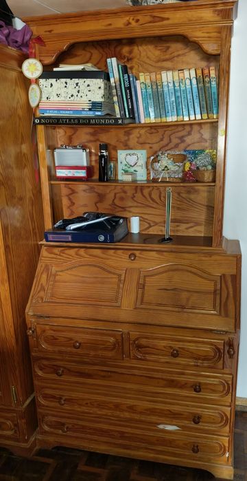Roupeiro, Escrivaninha, estante e mesa de cabeceira. Móveis de Pinho m