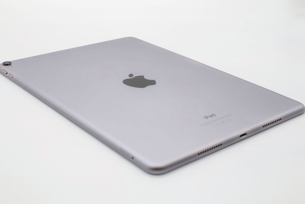 iPad Pro com 256 GB Wi‑Fi + 4G/GPS — Impecável, acessórios