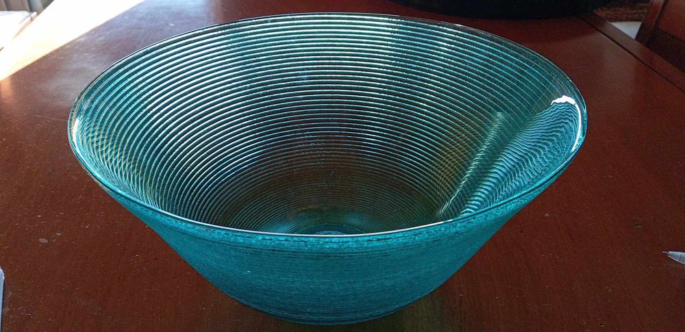 Grande taça vintage, em vidro verde e completamente nova