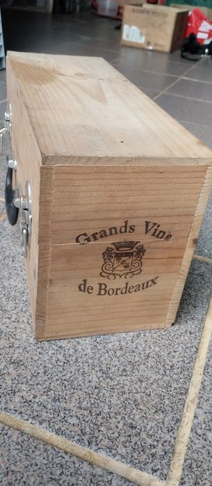Várias caixas em madeira de vinhos em bom estado sem tampa.