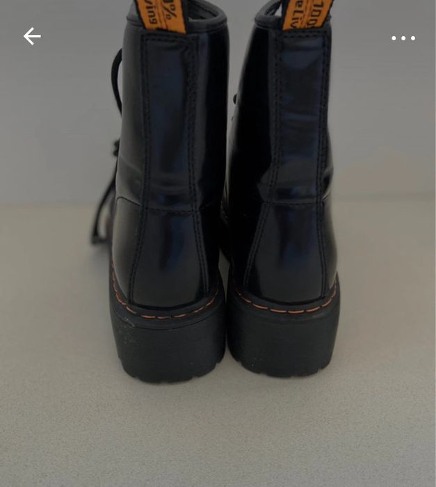 Botins pretos com atacadores e tacão alto