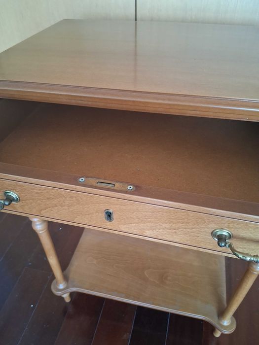 Móvel faqueiro em madeira de cerejeira com 3 gavetas