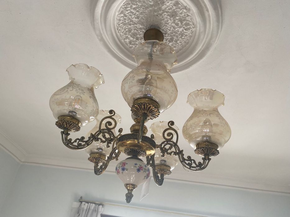Candeeiro em porcelana e metal, cinco lâmpadas