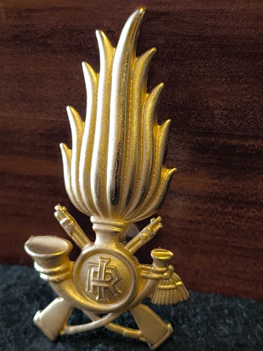 Insígnia de boné dourada para oficiais  Italianos, com design de chama e motivos militares.