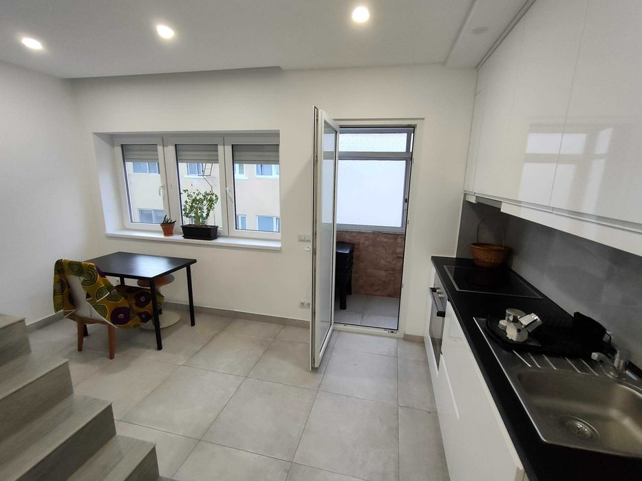 T2 remodelado com aproveitamento de sótão no centro de Almada